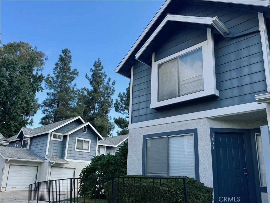 Beautiful and bright 2-story end unit condo in the quiet gated community of Solana Park, West Covina. Features 3 bedrooms, 2.5 bathrooms, and an attached 2-car garage. Spacious living room with sliding door to a private patio. Master bedroom has its own bathroom; the other two share a Jack & Jill bath. Includes central A/C, fridge, microwave, gas oven, washer, and dryer. Community offers pools, spas, and guest parking. Conveniently located near the 10, 605, 57, and 60 freeways, close to Mt. SAC, Cal Poly, shopping, and restaurants.
RENT includes HOA fee and trash fee.
Minimum 1-year lease. Tenant pays for all other utilities.
Applicants must have a minimum monthly income of at least 2.5 times the rent and a credit score of 700 or higher.
Available now!!