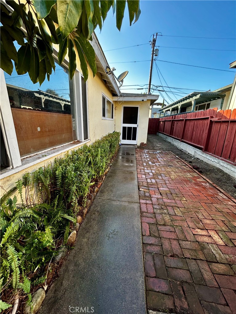 103 E Mariposa