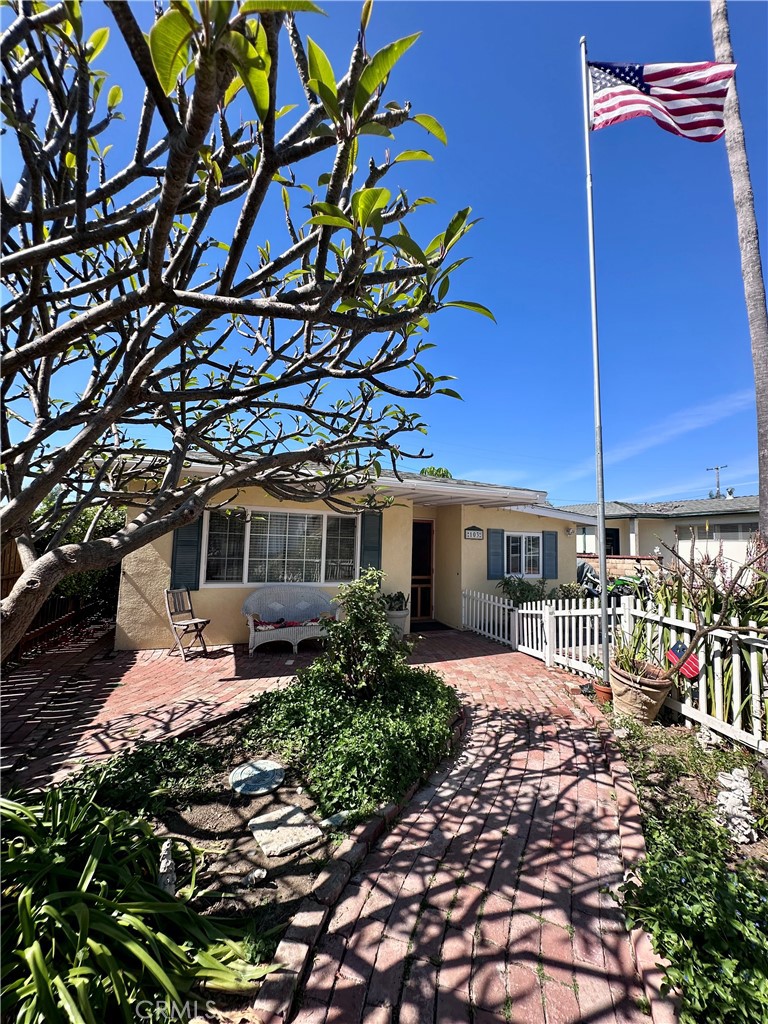 103 E Mariposa