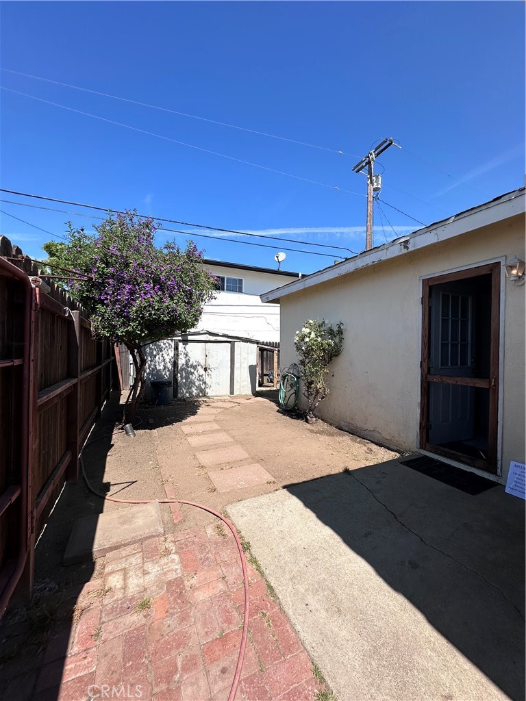 103 E Mariposa