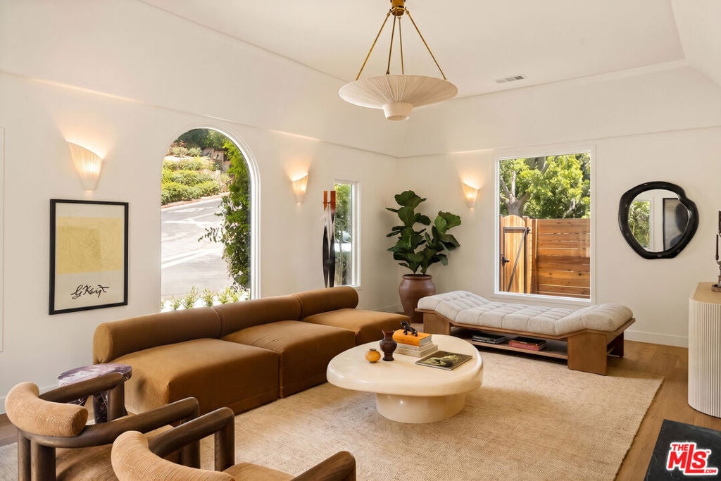 3141 E La Suvida Drive, Los Angeles CA 90068