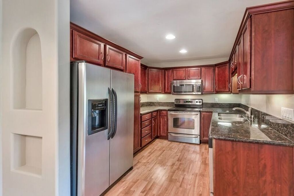 listing image 130720921513870713765