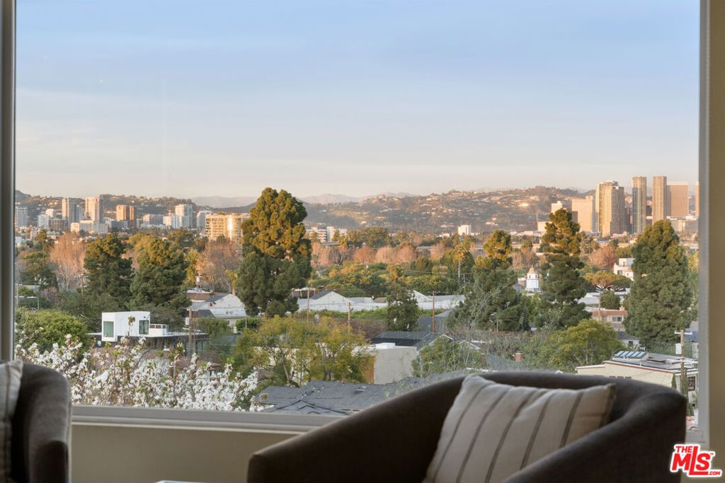 Photo of 12118 Navy Street, Los Angeles, CA 90066 (MLS # 26643911)