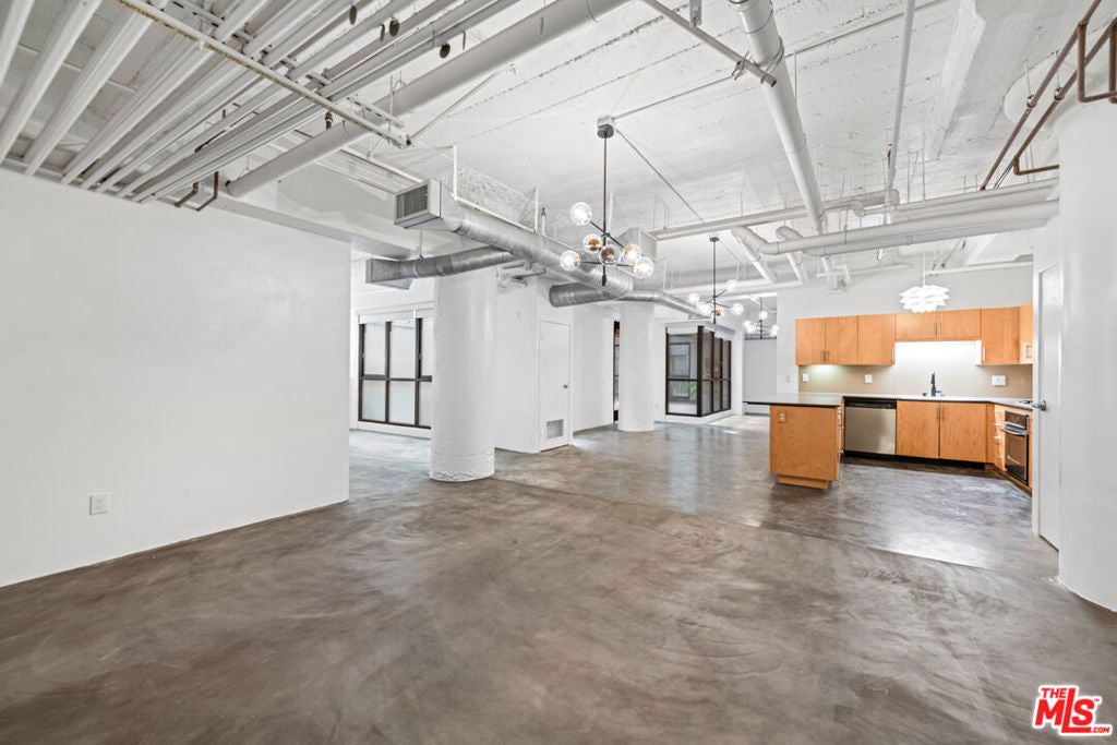 330 W 11th Street C03, Los Angeles CA 90015