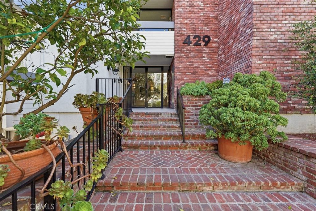 Photo of 429 N Oakhurst Drive #301, Beverly Hills, CA 90210 (MLS # SR26074494)
