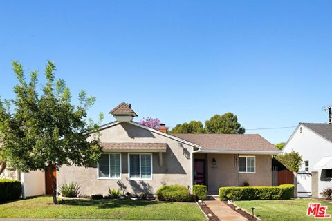 Photo of 5863 Alcove Avenue, Valley Village, CA 91607 (MLS # 26102197)