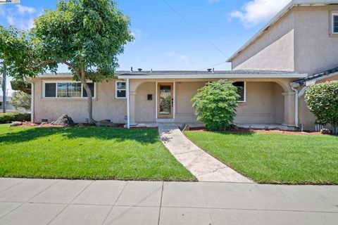 Photo of 30565 Prestwick Ave Ave, Hayward, CA 94544 (MLS # 41107240)