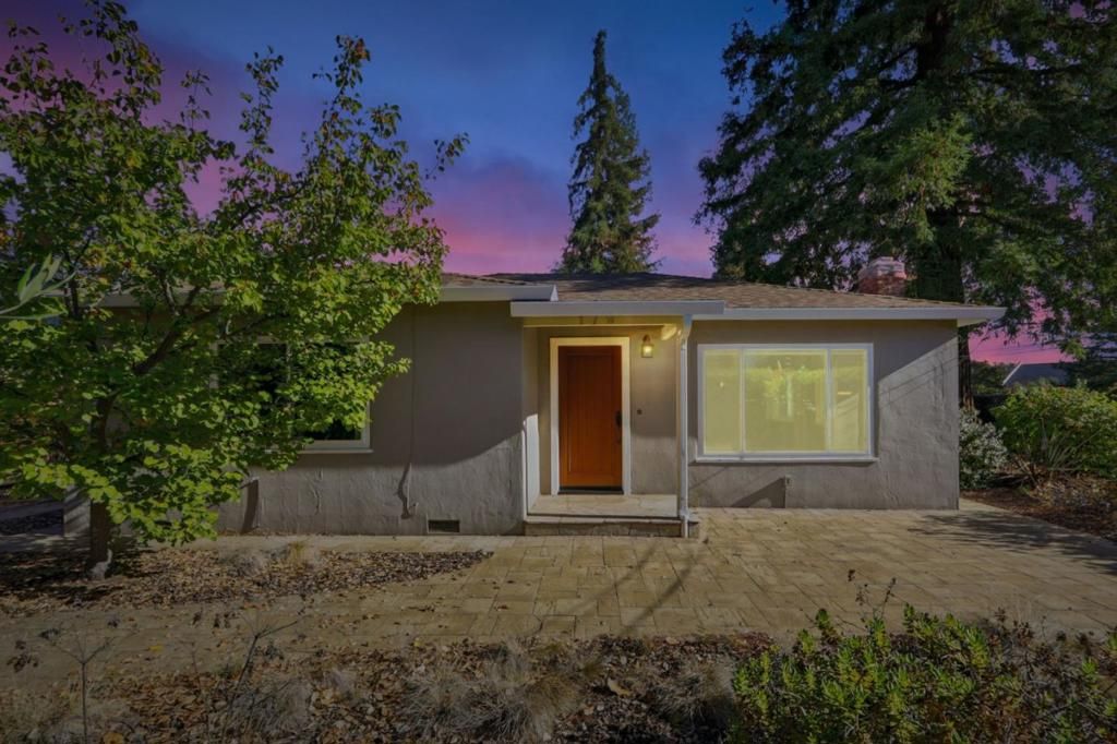 Photo of 179 Giffin Road, Los Altos Hills, CA 94022 (MLS # ML82025362)