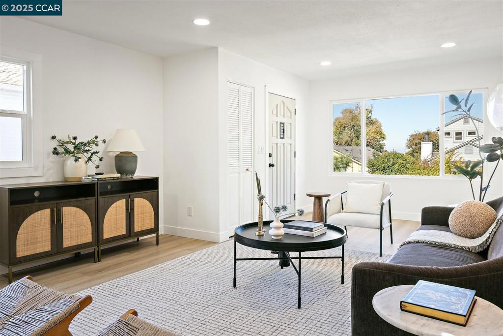 E RICHMOND HGTS - Residential