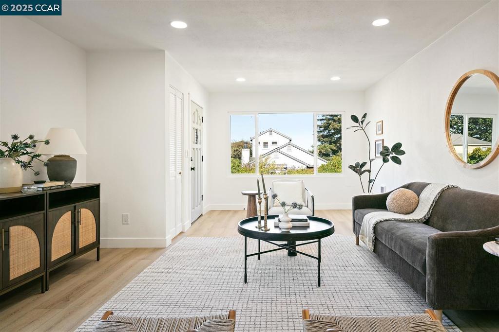 E RICHMOND HGTS - Residential