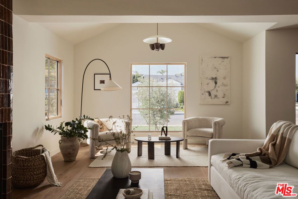 Photo of 7854 Truxton Avenue, Los Angeles, CA 90045 (MLS # 26648075)