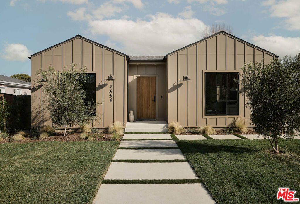 Photo of 7854 Truxton Avenue, Los Angeles, CA 90045 (MLS # 26648075)