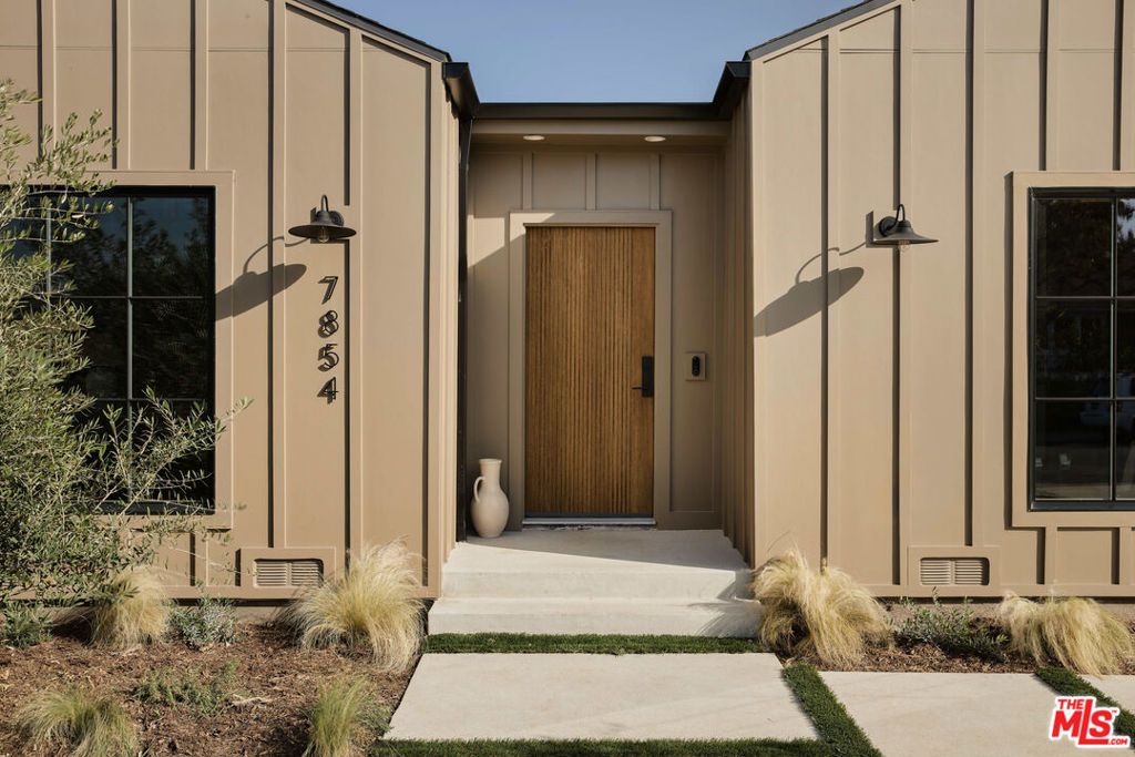 Photo of 7854 Truxton Avenue, Los Angeles, CA 90045 (MLS # 26648075)