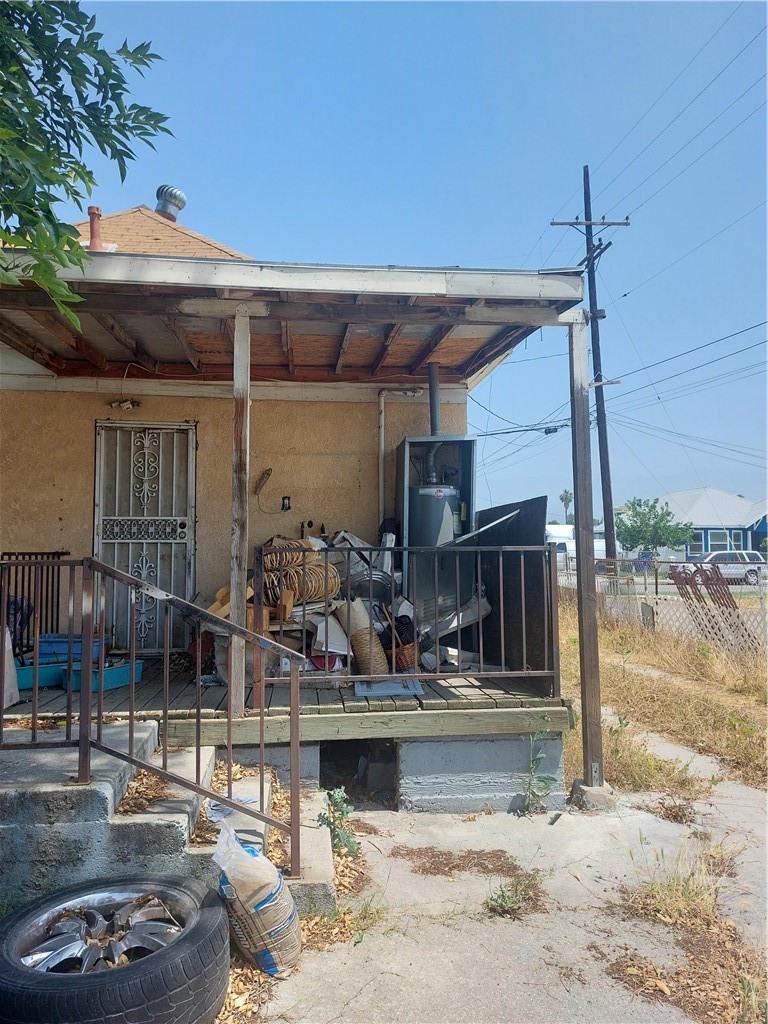 Main image without alt text