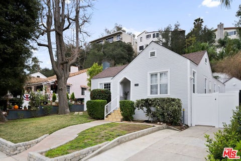 Photo of 1318 E Acacia Avenue, Glendale, CA 91205 (MLS # 26105352)