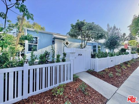 Photo of 2924 W Riverside Drive, Burbank, CA 91505 (MLS # 26759295)