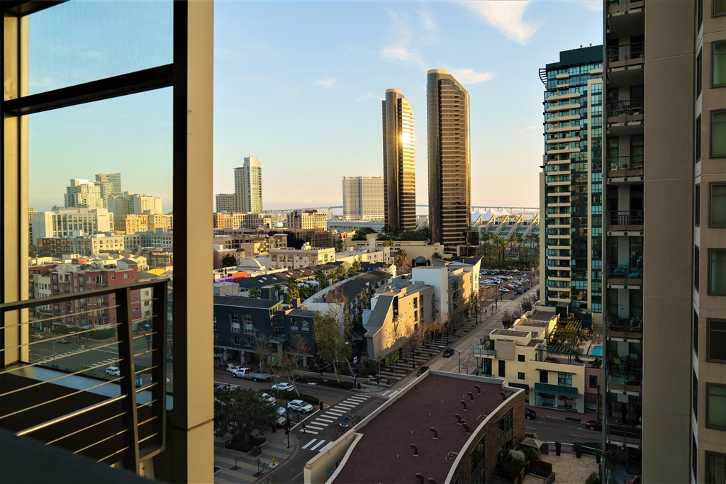 Rare Single Level 3bed/3bath 12th floor unit in Renaissance, downtown's premier condominium complex in the sought after Marina District. This comfortably fully furnished condo provides split Master Suites with en suite baths. All rooms have South facing orientation for dramatic city views. Rich hardwood floors, automatic sheer blinds, mini-bar & custom lighting. 2 parking spaces C1 & C2 w/ storage. Walking distance to Ralphs, shopping & dining. Highly secure gated community. Minutes to the Gaslamp. Neighborhoods: Marina District Complex Features: ,,,,,,,, View: City,Evening Lights