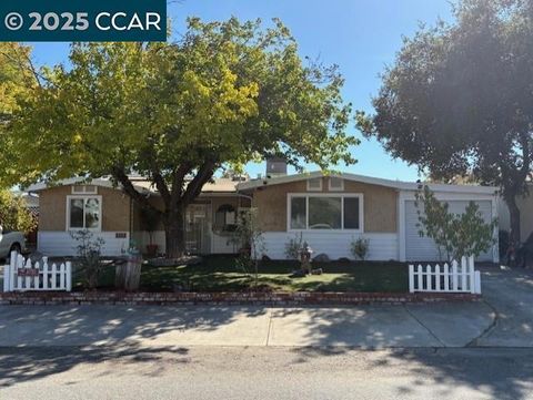 Photo of 12753 Shoreview Dr, Clearlake Oaks, CA 95423 (MLS # 41116802)