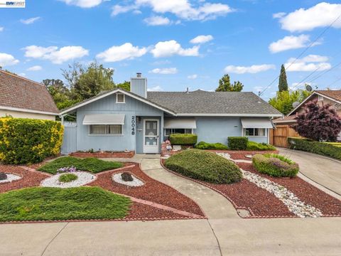 Photo of 20048 Sapphire St ST, Castro Valley, CA 94546 (MLS # 41134221)