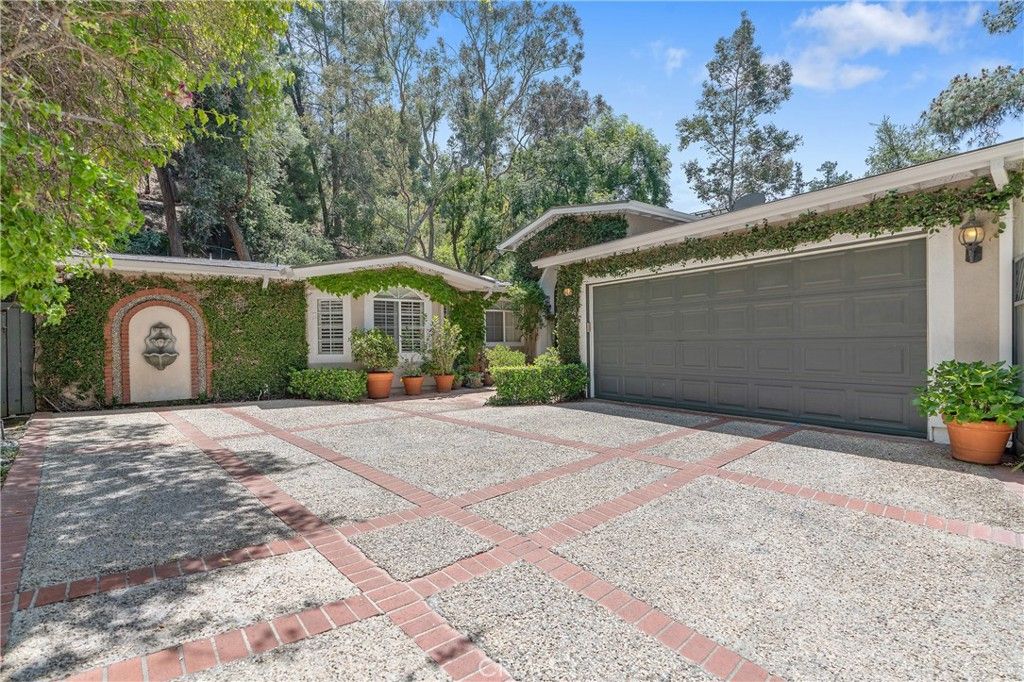 Photo of 3818 Hayvenhurst Avenue, Encino, CA 91436 (MLS # SR25115234)