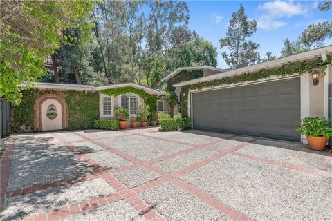 Photo of 3818 Hayvenhurst Avenue, Encino, CA 91436 (MLS # SR25115234)