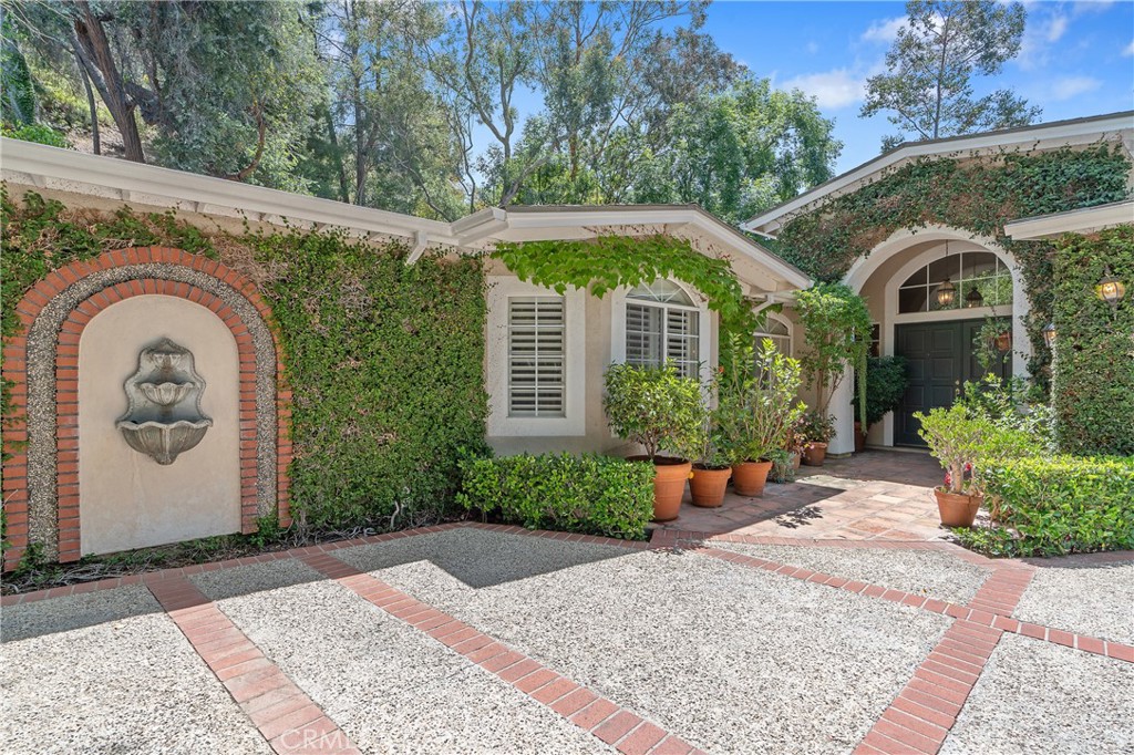 Properties 2 3818 Hayvenhurst Avenue