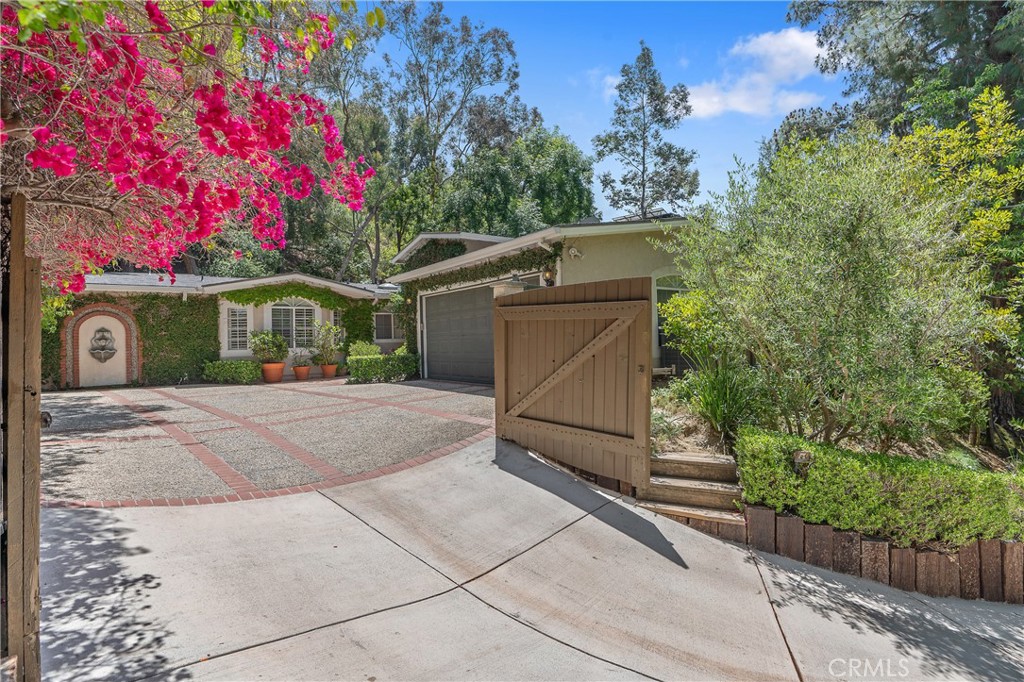 Properties 1 3818 Hayvenhurst Avenue