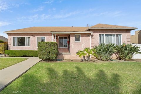 Photo of 3711 Lemon Ave, Long Beach, CA 90807 (MLS # PW26080970)