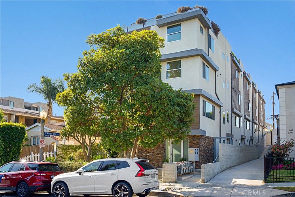 Photo of 5409 W Wilshire Vista Lane, Los Angeles, CA 90019 (MLS # SB25256212)