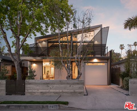 Photo of 2412 Bryan Avenue, Venice, CA 90291 (MLS # 21756032)