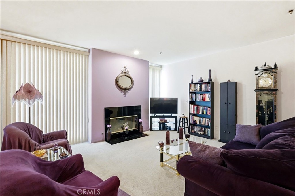 5350 White Oak Avenue 212