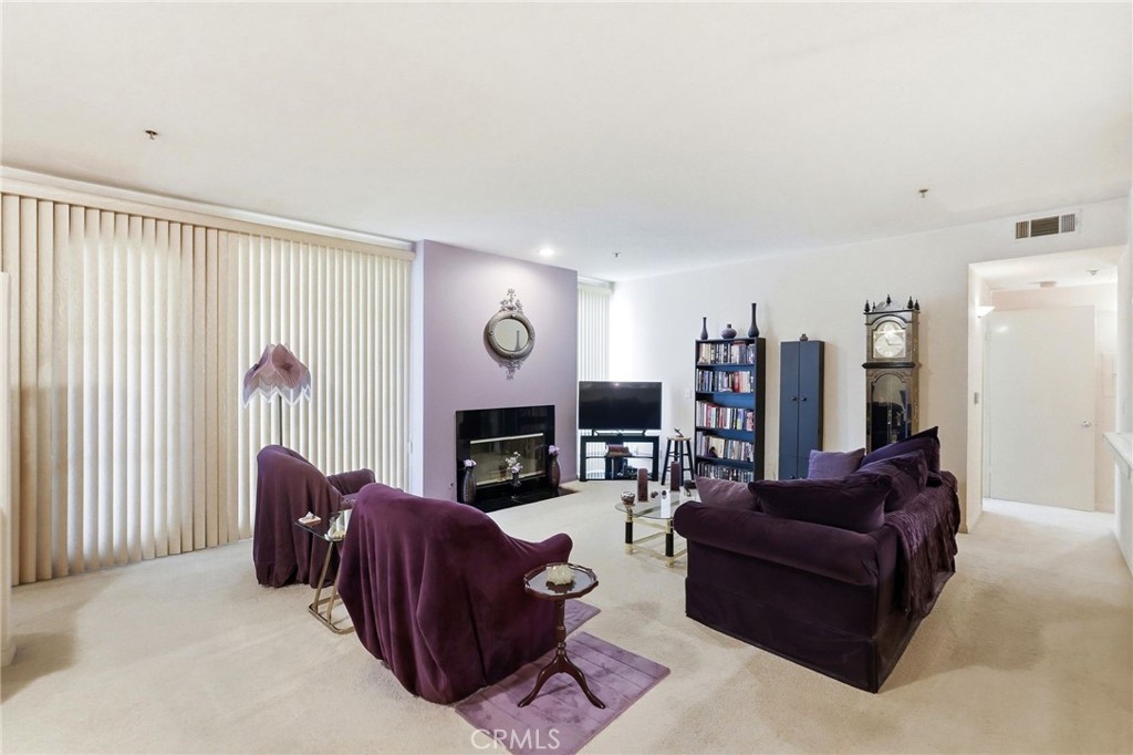 5350 White Oak Avenue 212