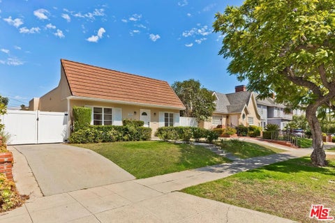 Photo of 212 N Palm Drive, Beverly Hills, CA 90210 (MLS # 26854511)