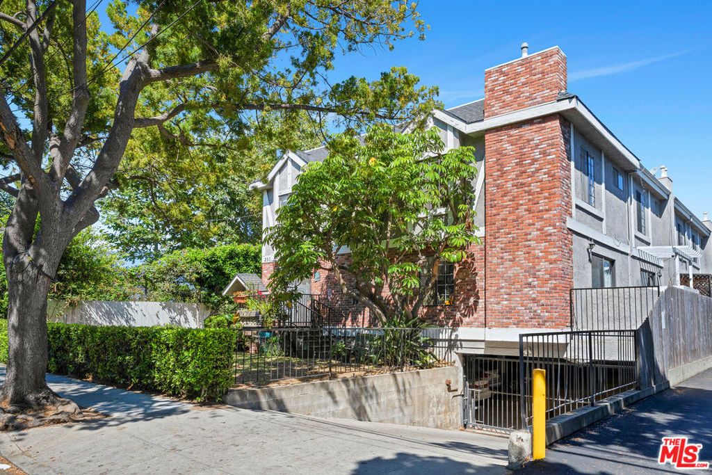 Photo of 2519 Kansas Avenue #107, Santa Monica, CA 90404 (MLS # 25569671)