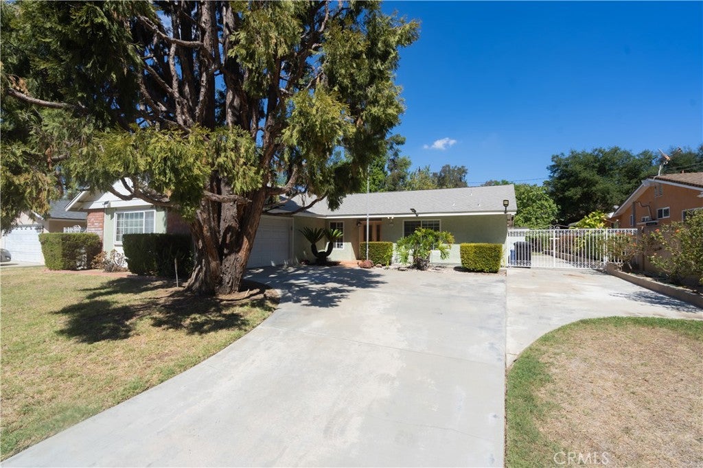 1421 E Harvest Moon ST