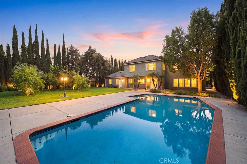 41 W Las Flores Avenue