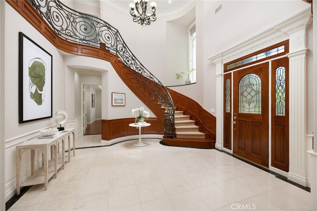 41 W Las Flores Avenue