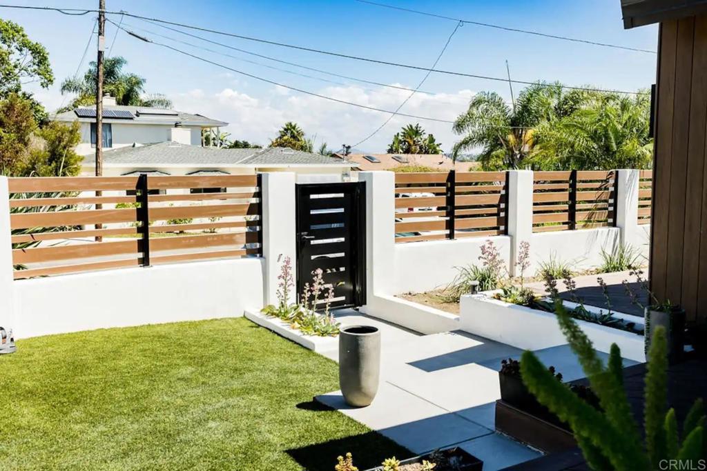 3761 Oleander Dr, San Diego CA 92106