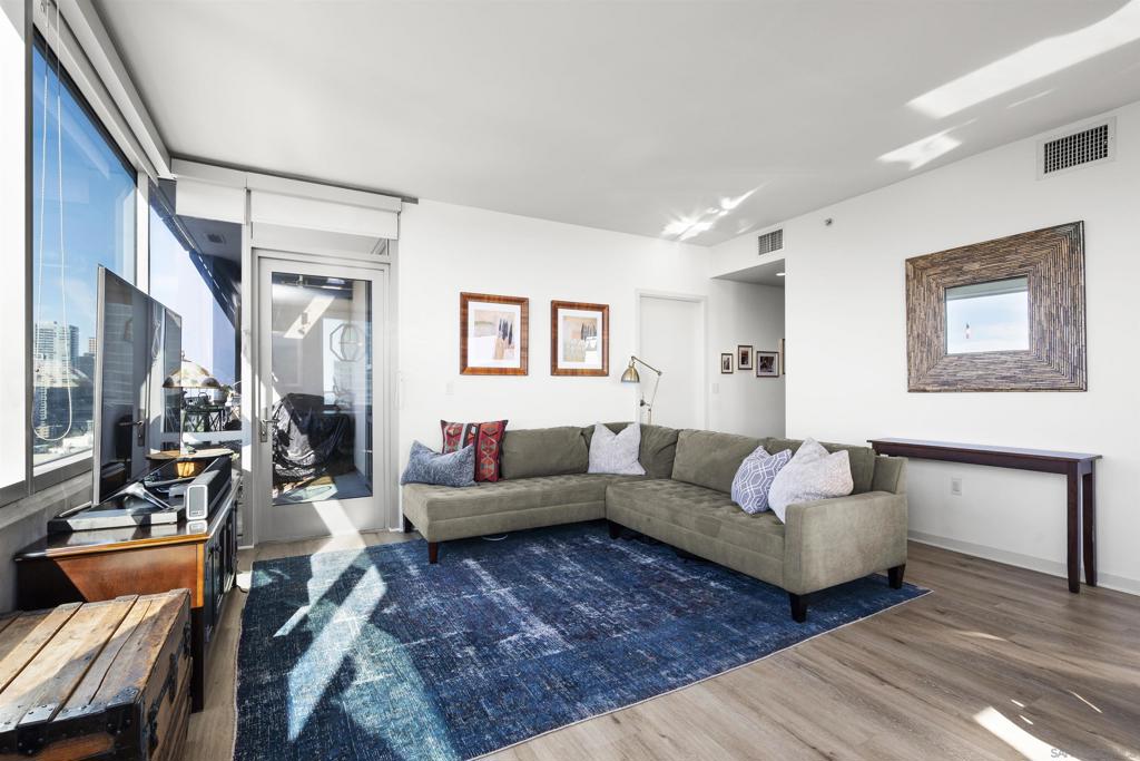 321 10th Ave. 2208