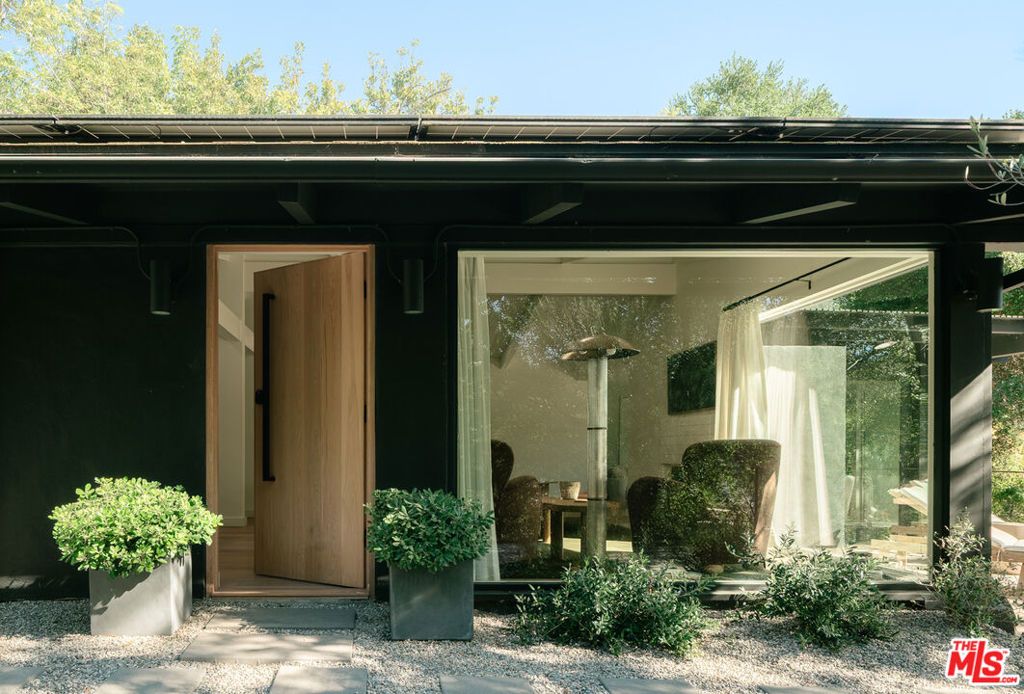 Photo of 737 Halliday Avenue, Los Angeles, CA 90049 (MLS # 25608543)