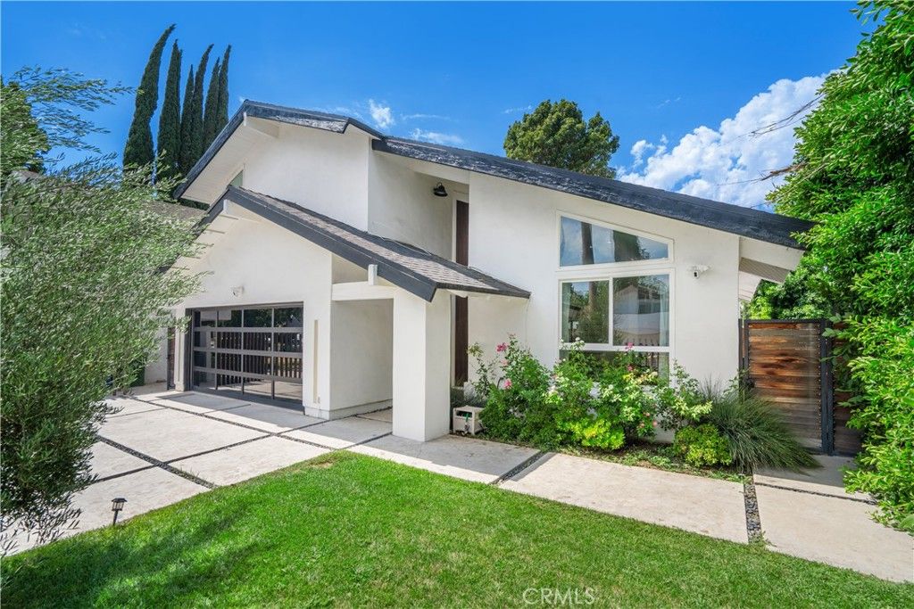 Photo of 6321 Alonzo Avenue, Encino, CA 91316 (MLS # SR25198200)