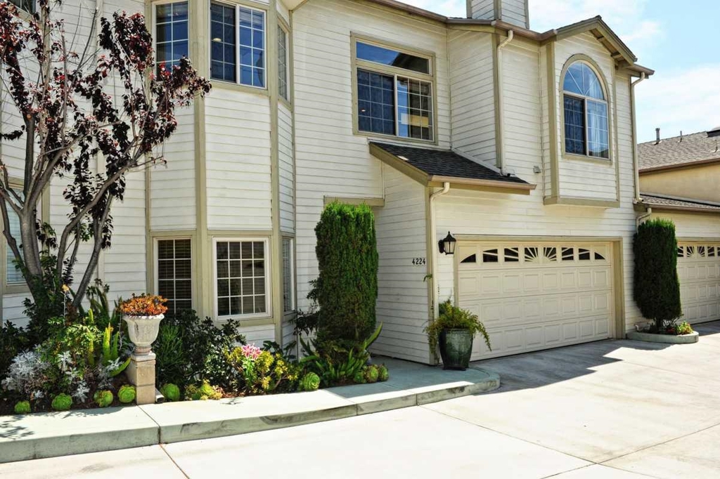 Back-up Offers only. Quiet architecturally unique uptown townhome steps to canyon. Walk to shops and restaurants across Vermont Street bridge and just minutes to Hillcrest and Downtown San Diego. Wood floors, 10 ft. ceilings in LR & DR, craftsman front door with travertine entry. Hardwood floors, granite kitchen with stainless appliances, maple cabinets, wet bar and half bath off kitchen. French doors to patio. Neighborhoods: University Heights Equipment: Dryer Other Fees: 0 Sewer: Sewer Connected