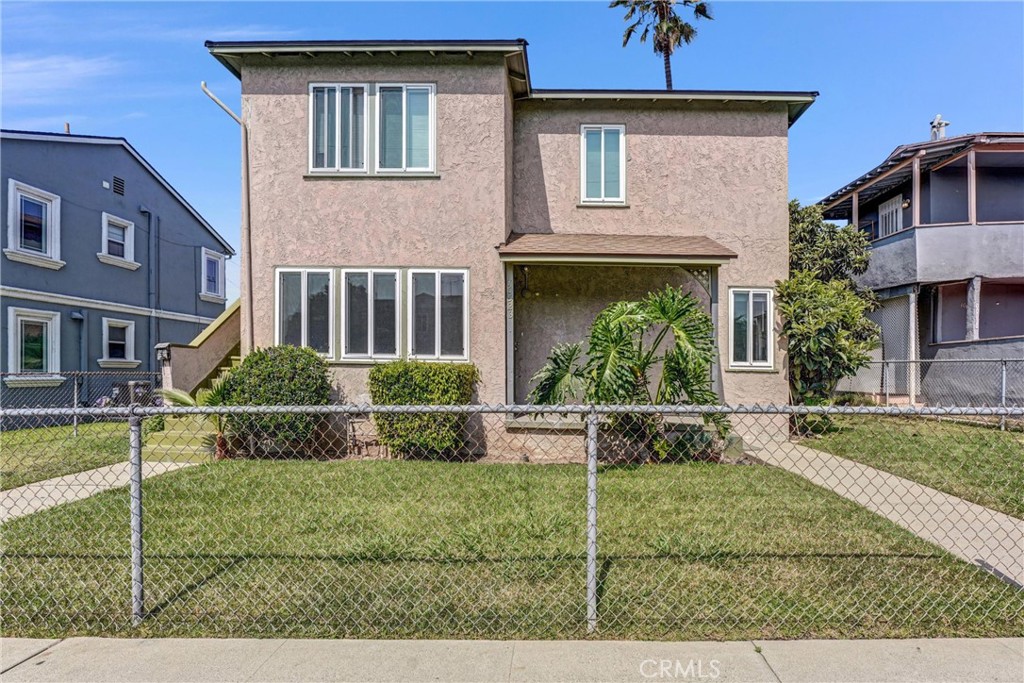 Live in style in one of L.A.’s rising neighborhoods—Westmont Heights! This bright and beautifully updated lower-level unit in a well-maintained duplex offers 2 spacious bedrooms and 1 sleek bathroom. Designed for comfortable city living, the home features a smart layout filled with natural light, an upgraded kitchen with modern finishes, and a freshly renovated bathroom. Enjoy luxury vinyl plank flooring throughout, central air and heat for year-round comfort, and a dedicated dining area perfect for hosting or winding down. Step out from the kitchen to your spacious fenced yard. Ideal for weekend BBQs, morning coffee, or entertaining under the stars. The property is fully enclosed for added privacy and security. With nearby parks, rec centers, and Chester Washington Golf Course just minutes away, there's always something to enjoy outdoors. Plus, you're only 15 minutes from LAX, 7 minutes to SoFi Stadium, and close to schools, shopping, public transit, and three major hospitals within a 5.5-mile radius.
Opportunities like this are rare. Don’t miss your chance to call Westmont Heights home!