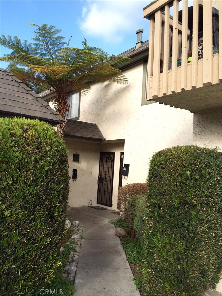 Fully remodeled 2 bedroom/1.5 baths in a quiet community of East Anaheim. This unit offers a remodeled kitchen with stainless steel appliances, remodeled bathrooms, dual pane windows and sliding glass door. Laminated flooring downstairs and carpet upstairs. One car garage and one assigned space, Community offers pool and green bely along with playground.