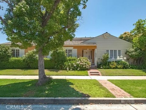 Photo of 12030 VIEWCREST, Studio City, CA 91604 (MLS # SR25241970)