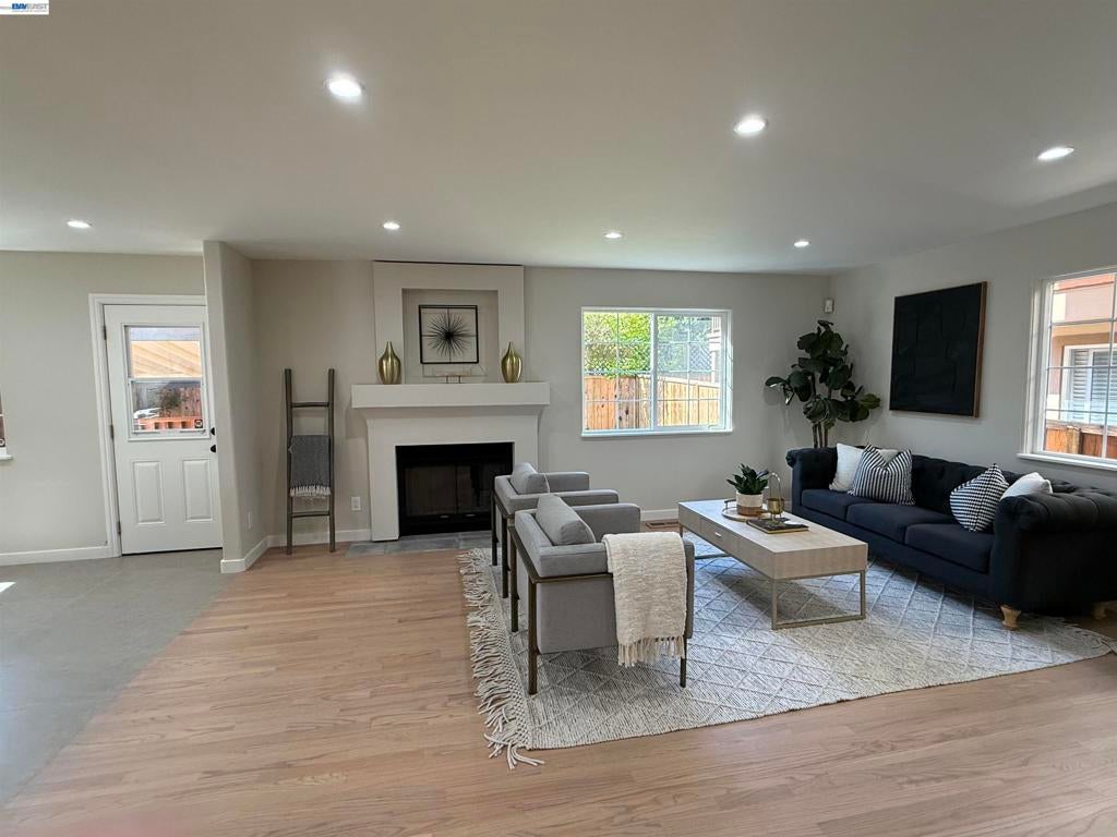 3933 Midvale Ave