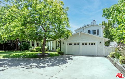 Photo of 4537 Agnes Avenue, Valley Village, CA 91607 (MLS # 26659345)