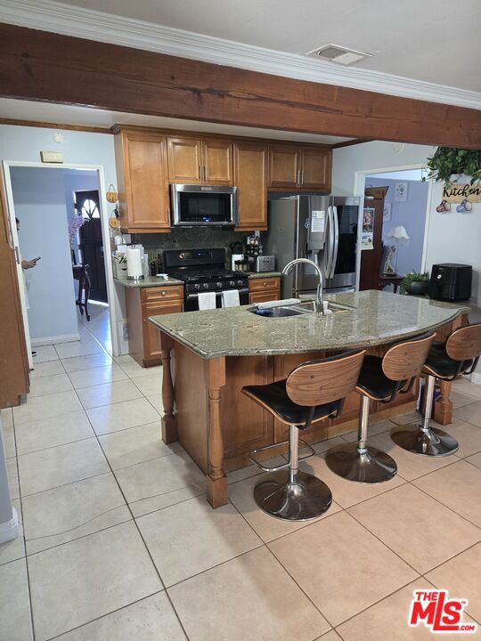 Main image without alt text