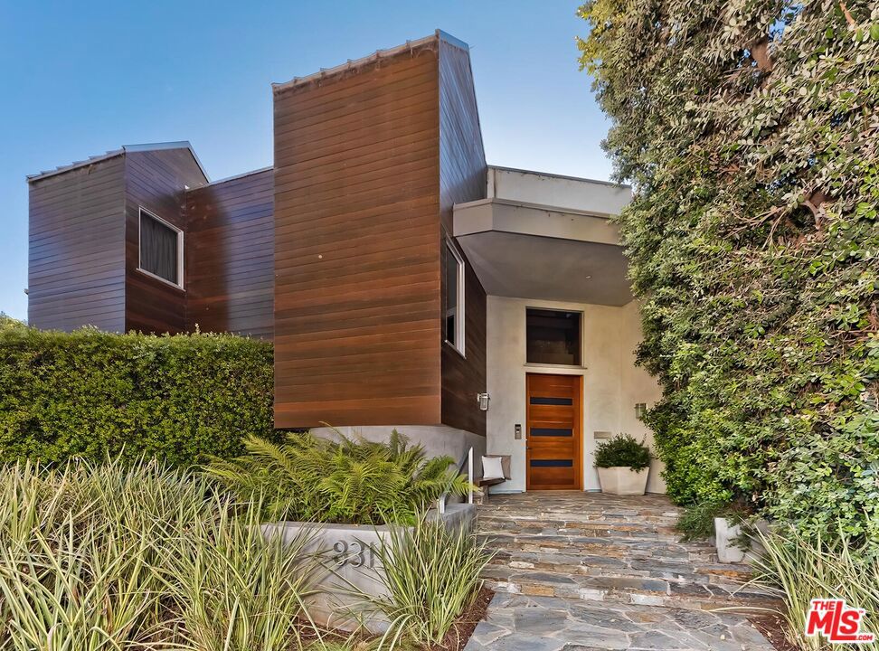 831 Georgina Avenue