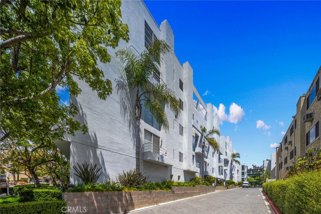 520 S Barrington Avenue 116